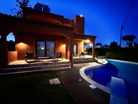 Moradia T3+1 no coração de Vilamoura, com piscina e jacuzzi