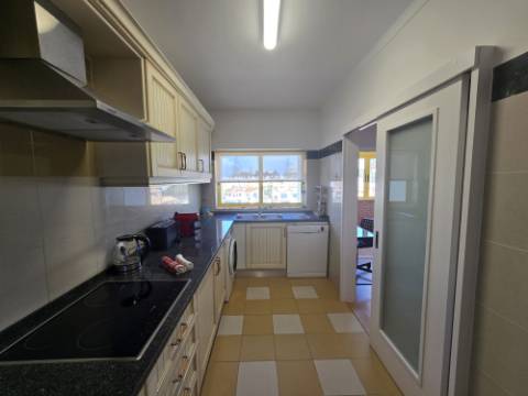 Apartamento T2 Remodelado para Arrendamento Anual - a Poucos Passos da Praia em Quarteira