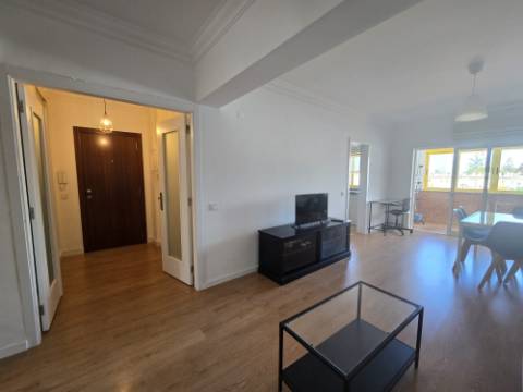 Apartamento T2 Remodelado para Arrendamento Anual - a Poucos Passos da Praia em Quarteira