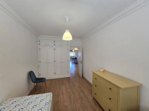 Apartamento T2 Remodelado para Arrendamento Anual - a Poucos Passos da Praia em Quarteira