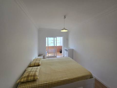 Apartamento T2 Remodelado para Arrendamento Anual - a Poucos Passos da Praia em Quarteira