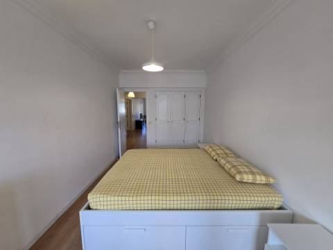 Apartamento T2 Remodelado para Arrendamento Anual - a Poucos Passos da Praia em Quarteira