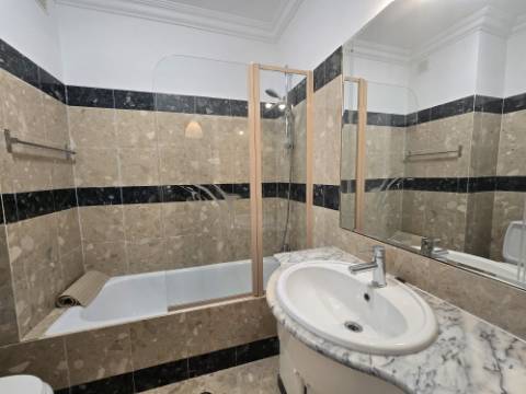 Apartamento T2 Remodelado para Arrendamento Anual - a Poucos Passos da Praia em Quarteira