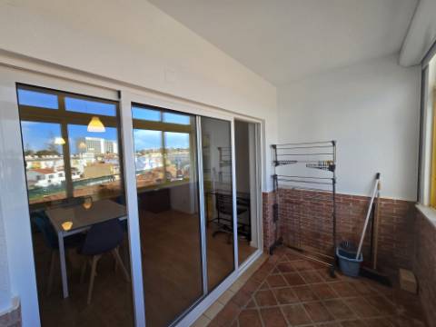 Apartamento T2 Remodelado para Arrendamento Anual - a Poucos Passos da Praia em Quarteira