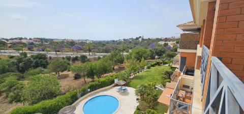 Arrendamento ao Ano Penthouse T2, com grande terraço, condomínio fechado com jardim, piscinas e vista mar, em Albufeira