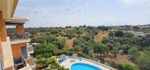 Arrendamento ao Ano Penthouse T2, com grande terraço, condomínio fechado com jardim, piscinas e vista mar, em Albufeira