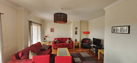 Arrendamento ao Ano Penthouse T2, com grande terraço, condomínio fechado com jardim, piscinas e vista mar, em Albufeira