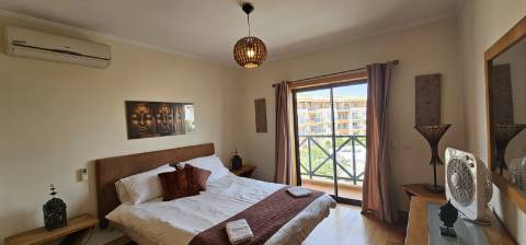 Arrendamento ao Ano Penthouse T2, com grande terraço, condomínio fechado com jardim, piscinas e vista mar, em Albufeira