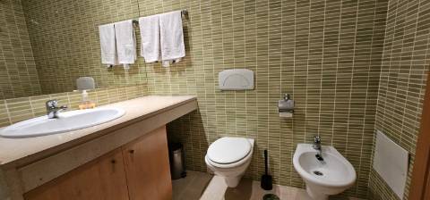 Arrendamento ao Ano Penthouse T2, com grande terraço, condomínio fechado com jardim, piscinas e vista mar, em Albufeira