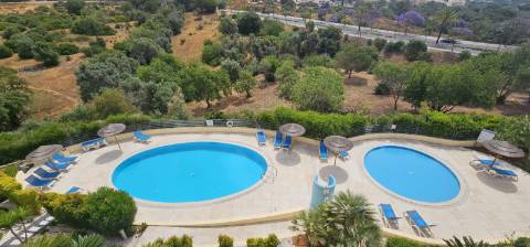 Arrendamento ao Ano Penthouse T2, com grande terraço, condomínio fechado com jardim, piscinas e vista mar, em Albufeira