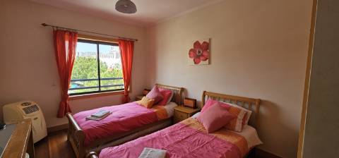 Arrendamento ao Ano Penthouse T2, com grande terraço, condomínio fechado com jardim, piscinas e vista mar, em Albufeira