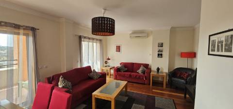 Arrendamento ao Ano Penthouse T2, com grande terraço, condomínio fechado com jardim, piscinas e vista mar, em Albufeira