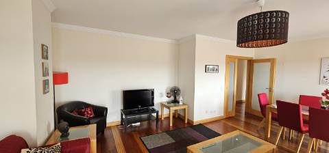 Arrendamento ao Ano Penthouse T2, com grande terraço, condomínio fechado com jardim, piscinas e vista mar, em Albufeira