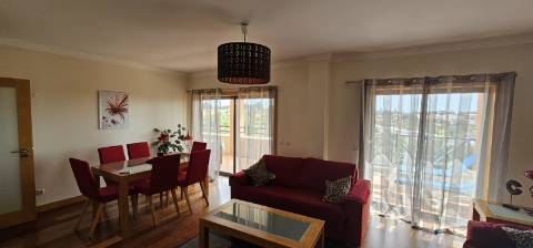 Arrendamento ao Ano Penthouse T2, com grande terraço, condomínio fechado com jardim, piscinas e vista mar, em Albufeira