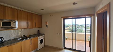 Arrendamento ao Ano Penthouse T2, com grande terraço, condomínio fechado com jardim, piscinas e vista mar, em Albufeira