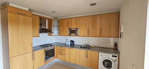 Arrendamento ao Ano Penthouse T2, com grande terraço, condomínio fechado com jardim, piscinas e vista mar, em Albufeira