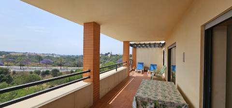 Arrendamento ao Ano Penthouse T2, com grande terraço, condomínio fechado com jardim, piscinas e vista mar, em Albufeira
