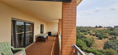 Arrendamento ao Ano Penthouse T2, com grande terraço, condomínio fechado com jardim, piscinas e vista mar, em Albufeira