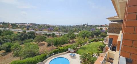 Arrendamento ao Ano Penthouse T2, com grande terraço, condomínio fechado com jardim, piscinas e vista mar, em Albufeira