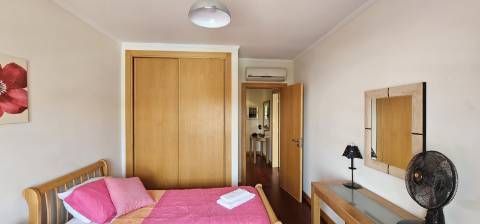 Arrendamento ao Ano Penthouse T2, com grande terraço, condomínio fechado com jardim, piscinas e vista mar, em Albufeira