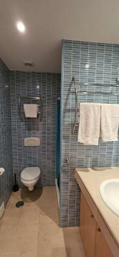 Arrendamento ao Ano Penthouse T2, com grande terraço, condomínio fechado com jardim, piscinas e vista mar, em Albufeira