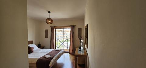 Arrendamento ao Ano Penthouse T2, com grande terraço, condomínio fechado com jardim, piscinas e vista mar, em Albufeira