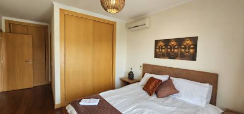 Arrendamento ao Ano Penthouse T2, com grande terraço, condomínio fechado com jardim, piscinas e vista mar, em Albufeira