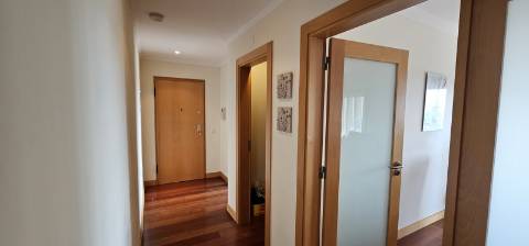 Arrendamento ao Ano Penthouse T2, com grande terraço, condomínio fechado com jardim, piscinas e vista mar, em Albufeira