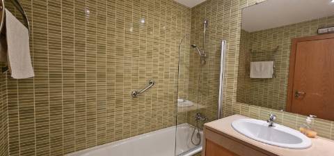 Arrendamento ao Ano Penthouse T2, com grande terraço, condomínio fechado com jardim, piscinas e vista mar, em Albufeira