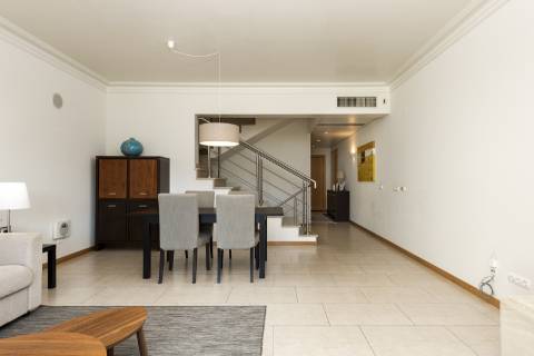 Elegante moradia v2+2 em Vilamoura - piscina, jardim & ambiente prestigiado