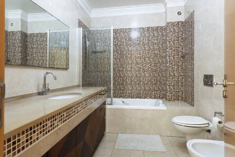 Elegante moradia v2+2 em Vilamoura - piscina, jardim & ambiente prestigiado