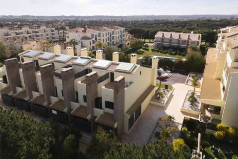 Elegante moradia v2+2 em Vilamoura - piscina, jardim & ambiente prestigiado