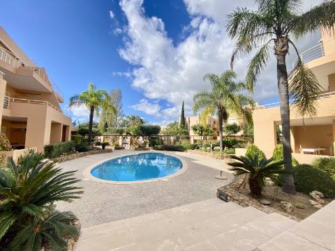 Excelente Apartamento T2 em Vilamoura, em Condomínio Privado com Piscina