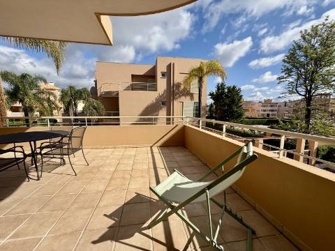 Excelente Apartamento T2 em Vilamoura, em Condomínio Privado com Piscina