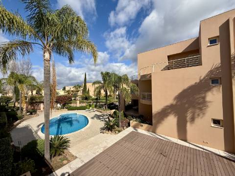 Excelente Apartamento T2 em Vilamoura, em Condomínio Privado com Piscina