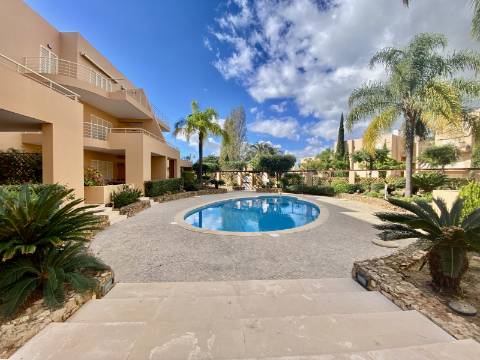 Excelente Apartamento T2 em Vilamoura, em Condomínio Privado com Piscina