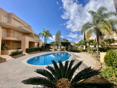 Excelente Apartamento T2 em Vilamoura, em Condomínio Privado com Piscina