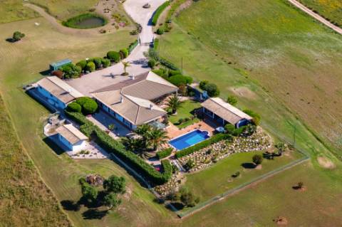 Magnífica casa térrea num ambiente verdejante em Bensafrim