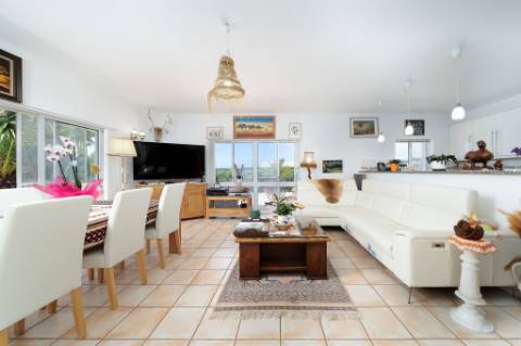 Magnífica casa térrea num ambiente verdejante em Bensafrim