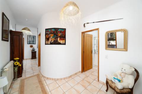 Magnífica casa térrea num ambiente verdejante em Bensafrim