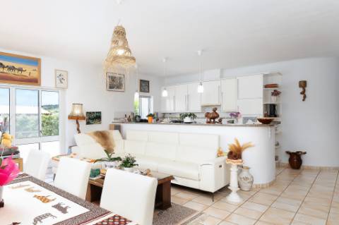 Magnífica casa térrea num ambiente verdejante em Bensafrim