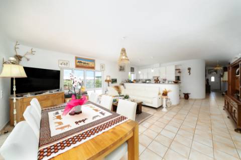 Magnífica casa térrea num ambiente verdejante em Bensafrim