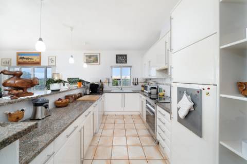 Magnífica casa térrea num ambiente verdejante em Bensafrim