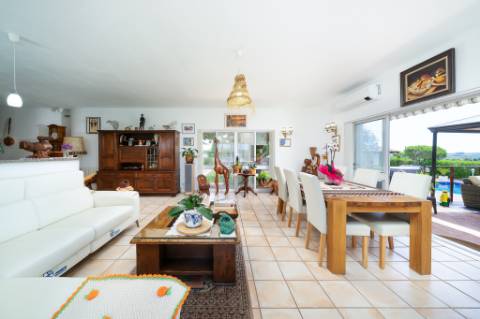 Magnífica casa térrea num ambiente verdejante em Bensafrim