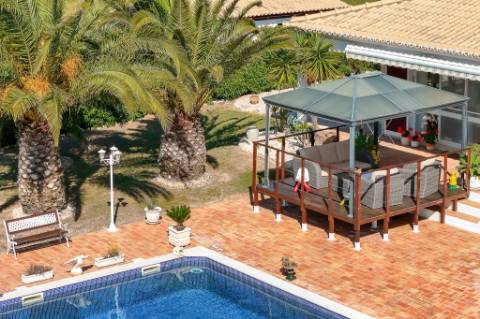 Magnífica casa térrea num ambiente verdejante em Bensafrim