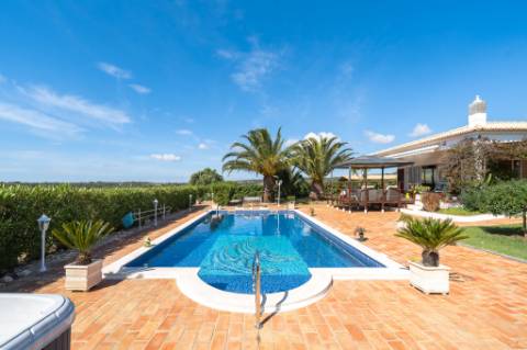 Magnífica casa térrea num ambiente verdejante em Bensafrim