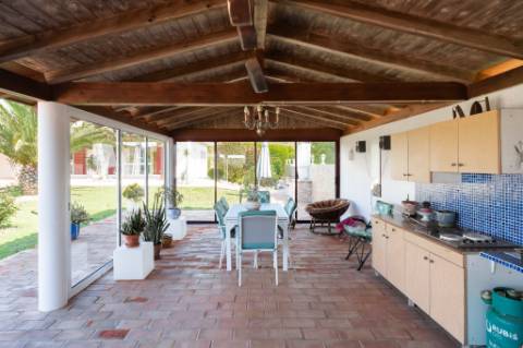 Magnífica casa térrea num ambiente verdejante em Bensafrim