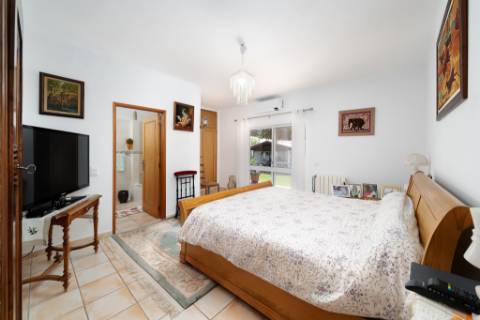 Magnífica casa térrea num ambiente verdejante em Bensafrim