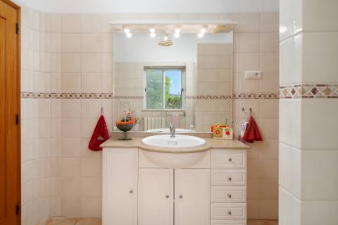 Magnífica casa térrea num ambiente verdejante em Bensafrim