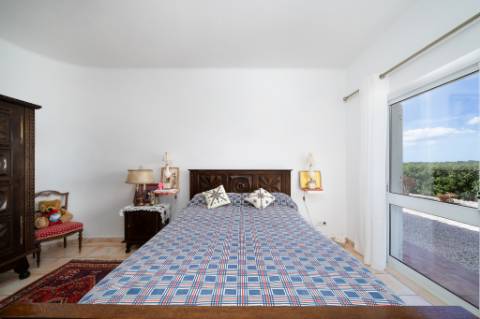 Magnífica casa térrea num ambiente verdejante em Bensafrim